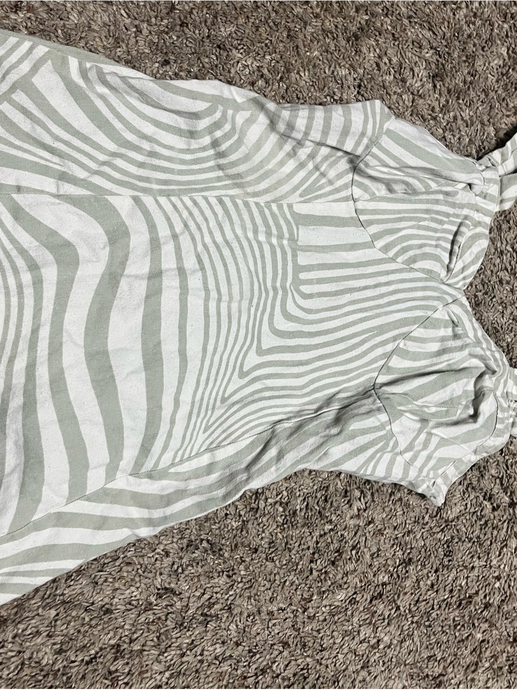 Sincerely Jules Sage And White Wave-Print Sleeveless Camisole